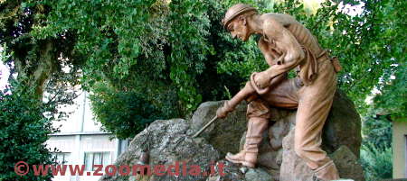 Monumento: minatore che scava nelle rocce.