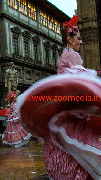 Danze con costumi tradizionali internazionali