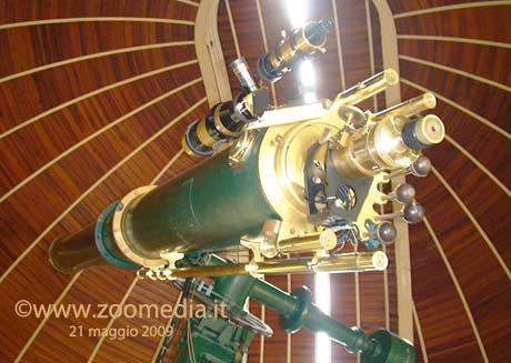 Il telescopio didattico con le due semicupole che si schiudono