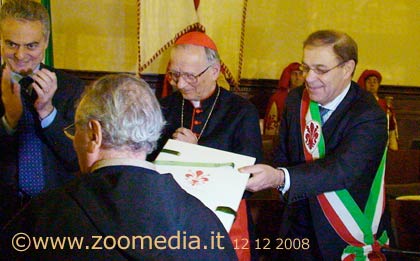Padre Rosito riceve la cartella con la dedica iscritta nel certificato 