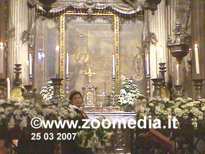 Omaggio floreale al tempietto della Basilica della Santissima Annunziata