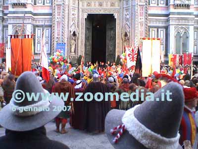Corteo schierato in Piazza Duomo