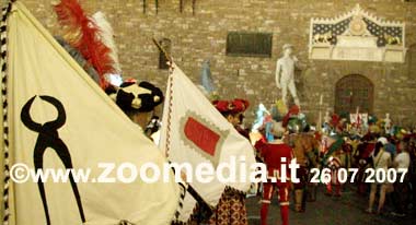 Corteo della Repubblica Fiorentina con le bandiere delle Arti
