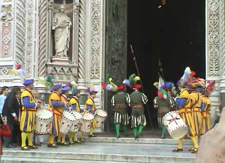 Ingresso del Corteo Storico Fiorentino dalla porta centrale di Santa Maria del Fiore