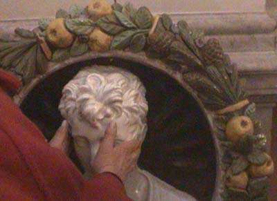 Copia di medaglione di Della Robbia in terracotta invetriata.