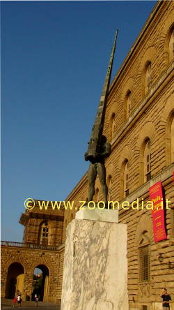 Ercole con l'obelisco, scultura di Theimer davanti a palazzo Pitti