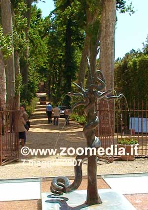 Idra appoggiata su un tronco sullo sfondo del giardino di Boboli