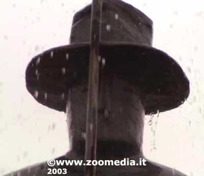 lLa testa con il cappello dell'Uomo della pioggia lineamenti