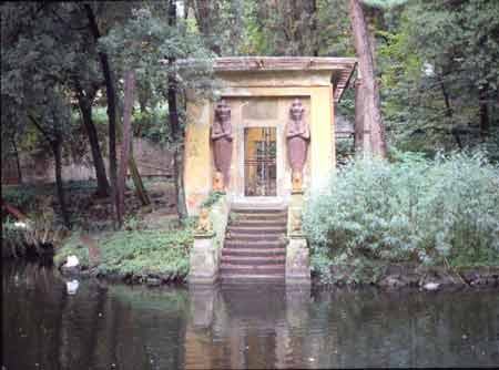 Il Tempietto egizio si affaccia sul laghetto nel parco Stibbert