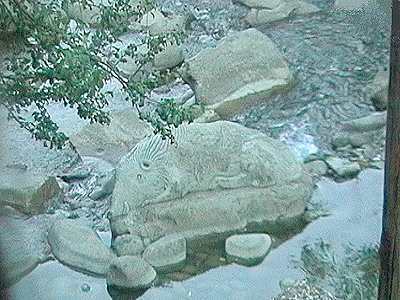 Pietra scolpita nel fiume Solano