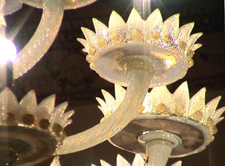 Motivo a foglie in vetro decorato delle braccia del lampadario nel punto d'intersezione degli appoggi reggi lume