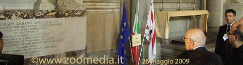il Presidente della Repubblica Italiana davanti alla lapide iscritta della tomba di Galileo.