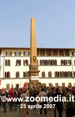 Piazza dell'Unità d' Italia obelisco dedicato ai caduti di tutte le guerre