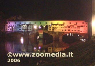 Ponte vecchio illuminato con i  colori della Pace