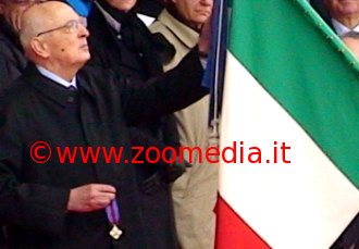 Il Presidente Napolitano con la bandiera italiana