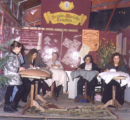 Scuola di Tombolo alla Fiera di Maggio 2000