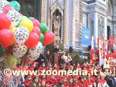 Il saluto del cardinale Ennio Antonelli tra i bambini, le autorità e i palloncini.