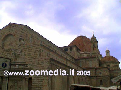 Chiesa di San Lorenzo e sullo sfondo la cupola delle Cappelle Medicee