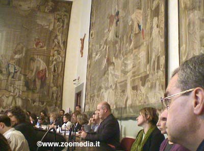 Gli arazzi  e i partecipanti alla conferenza stampa della seconda edizione del genio fiorentino