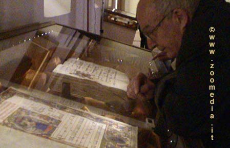 Il Soprintendente Antonio Paolucci osserva gli antichi testi miniati nelle teche