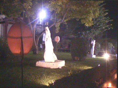 Luci, lanterne, rificolone e opere d'arte nel giardino del Museo