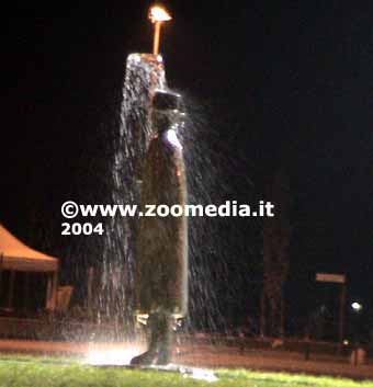 di notte L'uomo della pioggia di Jean-Michel Folon donato a Firenze in occasione del Social Forum, 09 novembre 2002