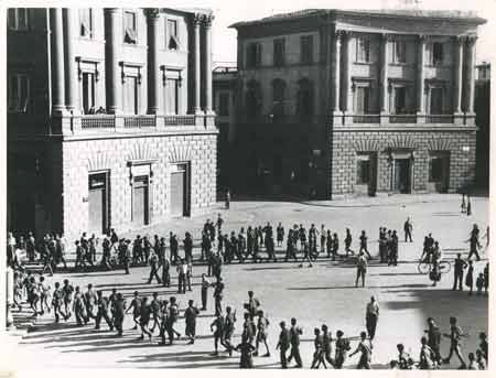 Partigiani attraversano piazza Beccaria