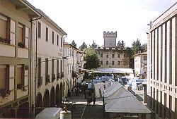 La piazza durante dal Bosco e dalla Pietra