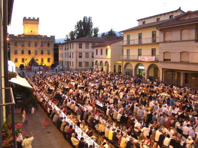 Cena in piazza in favore della Misericordia di Firenzuola