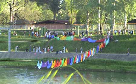 le bandiere collegano le due rive dell'Arno