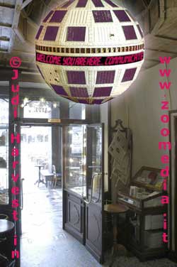 VENETIAN SATELLITE  Installazione nel Caffè Florian